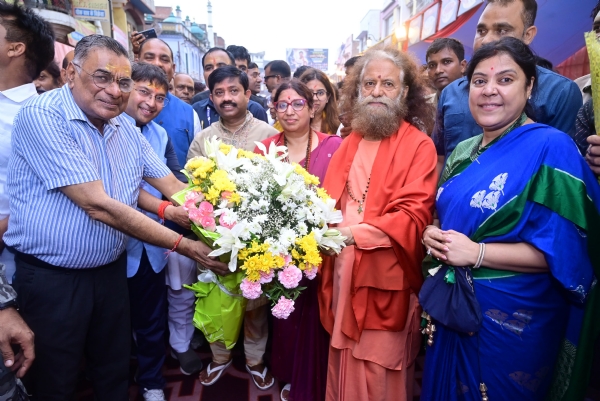 मंत्री नंदी के पुनर्जन्मोत्सव कार्यक्रम में पहुंचे मंत्री एवं संत का छाया चित्र