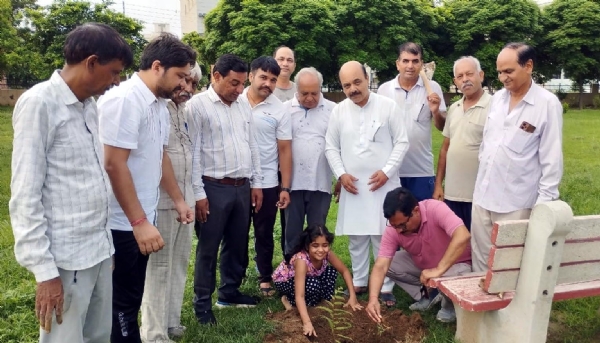 फतेहाबाद। हुडा सैक्टर में पौधारोपण करते भाजपाई।