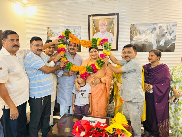 चार वर्ष का कार्यकाल पूरा होने पर जिला पंचायत अध्यक्ष को बधाई देते लोग