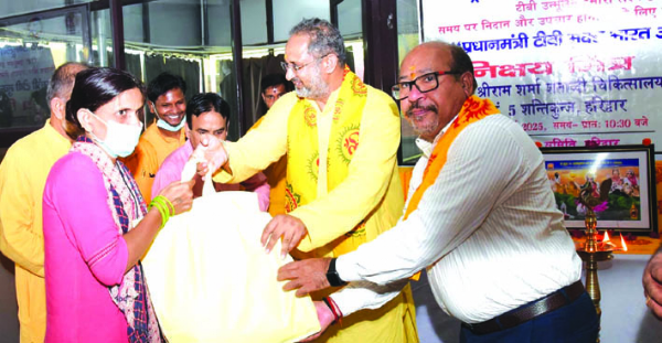 निक्षय पोषण कीट वितरित करते हुए