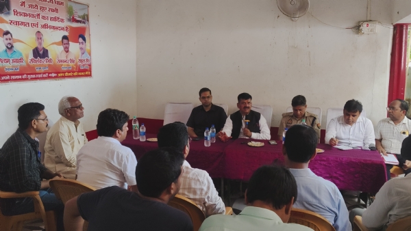 स्थानीय लोगों अधिकारियों के साथ बैठक लेते हुए पुलिस अधीक्षक डॉ कौस्तुभ एवं जिलाधिकारी डॉ दिनेश चंद्र सिंह