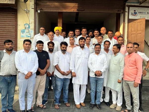 बैठक में उपस्थित आम आदमी पार्टी के नेता।