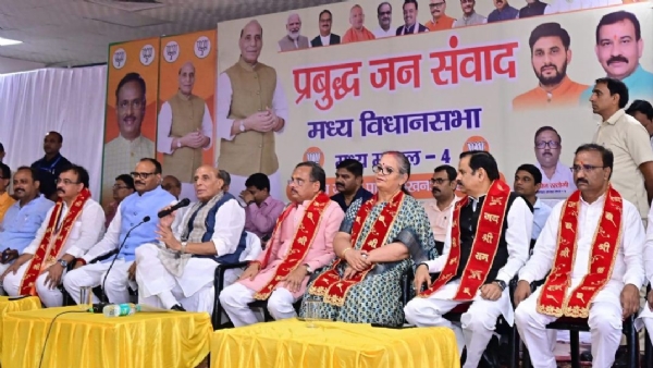 प्रबुद्ध जन संवाद कार्यक्रम में बोलते रक्षामंत्री राजनाथ सिंह