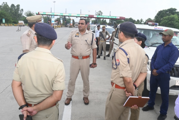 पुलिस अधिकारियों को दिशा-निर्देश देते हुए एसएसपी अनुराग आर्य