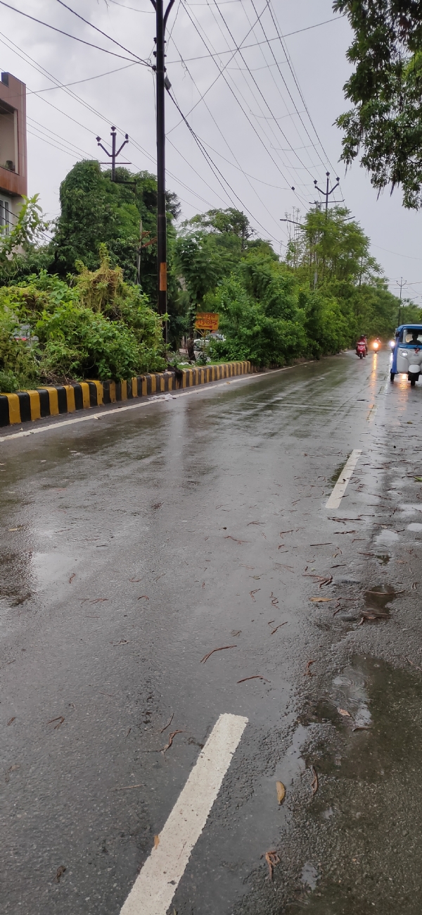 मुरादाबाद में एमडीए की कॉलोनी रामगंगा विहार में बारिश के दौरान गुजरते वाहन।