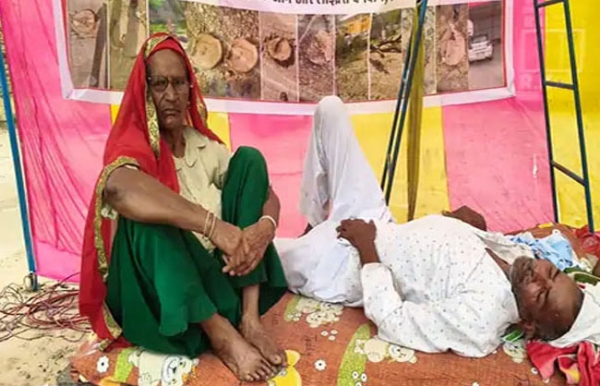 भूख हड़ताल पर बैठी 81 वर्षीय लाली देवी।