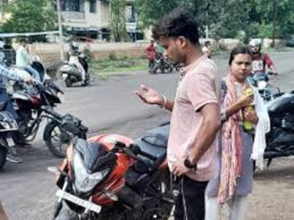पार्क में हिंदू युवती के साथ बैठा था फैजान