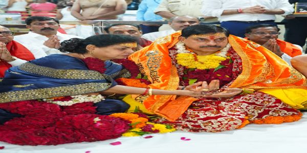 (अपडेट) मुख्यमंत्री डॉ. यादव ने सपत्नीक महाकालेश्वर मंदिर में भस्मारती दर्शन कर पूजा-अर्चना किया