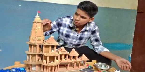 प्रधानमंत्री मोदी के स्वागत के लिए मोतिहारी के छात्र ने बनाया राममंदिर का माॅडल