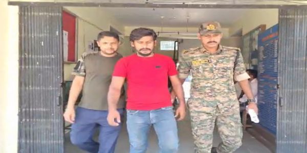 किशोरी का निजी तस्वीरें सोशल मीडिया पर पोस्ट करने की धमकी देने वाला युवक गिरफ्तार