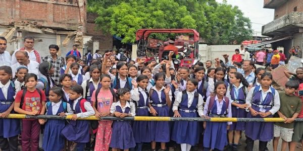 रेलवे फाटक बंद, स्कूल, मजदूरी और आस्था पर असर