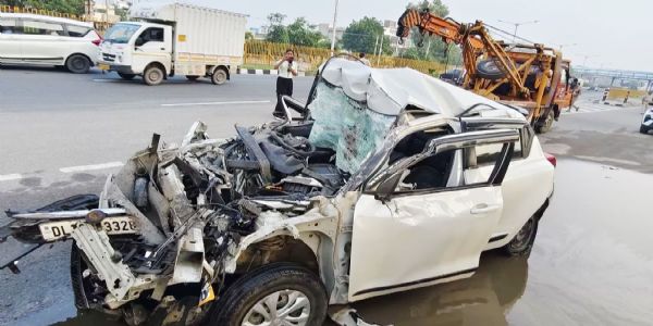फरीदाबाद : फ्लाईओवर पर खड़े कैंटर में घुसी कार,एक घायल