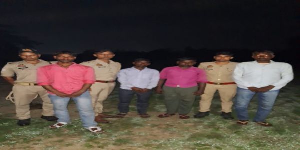 पुलिस मुठभेड़ में पांच शातिर बदमाश गिरफ्तार, एक के पैर में लगी गोली
