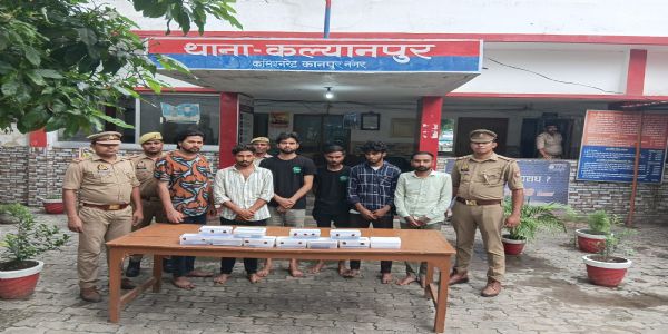 कानपुर : सेक्स रैकेट का भंडाफोड़, दो संचालक समेत 11 लाेग गिरफ्तार