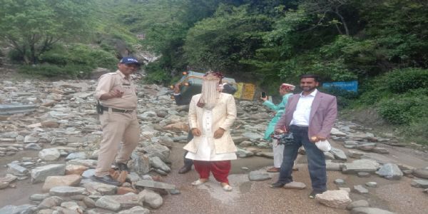 सड़क हुई बंद, फस गया दुल्हा और बारात, सेहरा बांधे दुल्हे को पैदल ही करना पड़ा सफर