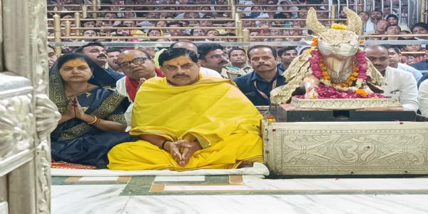 मुख्यमंत्री डॉ यादव सपत्नीक बाबा महाकाल की भस्मारती में हुए शामिल