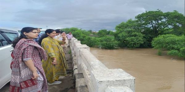 रीवाः कलेक्टर ने जल भराव से प्रभावित क्षेत्रों तथा राहत शिविरों का किया निरीक्षण