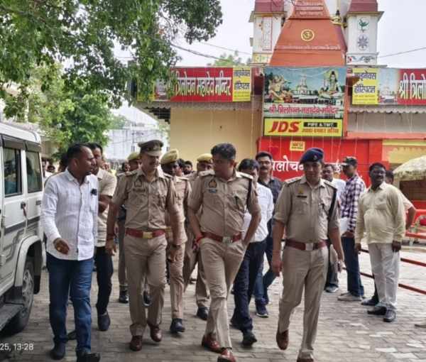 जिलाधिकारी डॉ दिनेश कुमार सिंह एवं पुलिस अधीक्षक डॉ कौस्तुभ त्रिलोचन महादेव मंदिर का। निरक्षण करते हुए