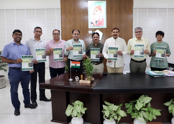 एफडीपी प्रोग्राम का पोस्टर जारी करते कुलपति प्रो. नरसी राम बिश्नोई।