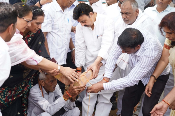 गुरुग्राम के फर्रुखनगर खंड के ग्राम बुढेड़ा में राजकीय विद्यालय के भवन की आधारशिला रखते मंत्री राव नरबीर सिंह।
