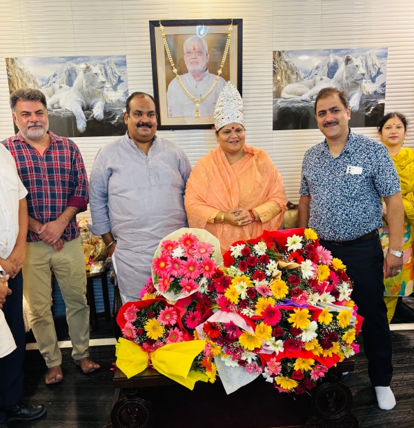 चार वर्षों में जिला पंचायत क्षेत्र की सूरत बदलने पर मुकुट पहनाकर शुभकामनाएँ देते क़रीबी