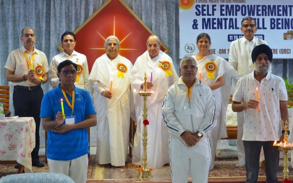 ओम शांति रिट्रीट सेंटर में कार्यक्रम का दीप प्रज्वलित कर उद्घाटन करते हुए नौसेना के पूर्व वाइस एडमिरल सतीश कुमार नामदेव घोरपडे व अन्य अतिथि।