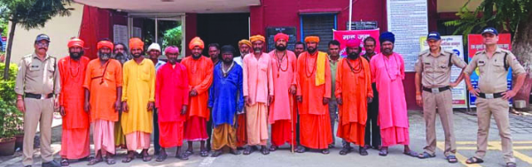 पुलिस गिरफ्त में फर्जी बाबा वेशधारी