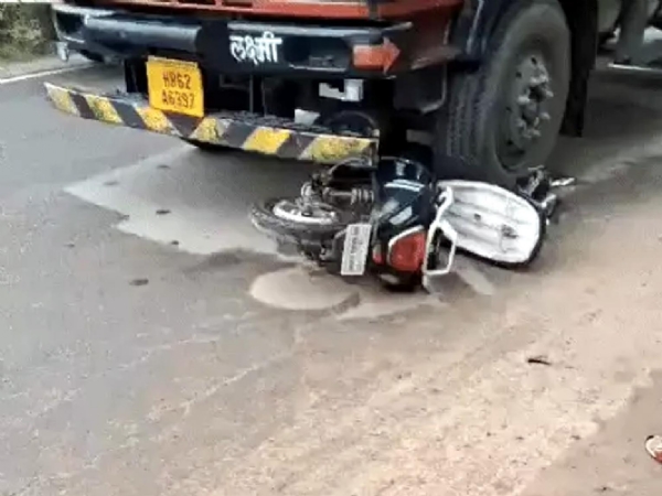 फतेहाबाद। ट्रक के नीचे फंसी स्कूटी।