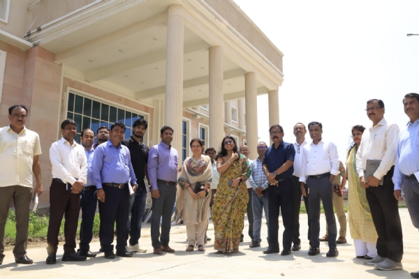 यूनानी मेडिकल कॉलेज परिसर में निरीक्षण के दौरान मौजूद जिलाधिकारी, एडीएम सिटी व अन्य अफसर