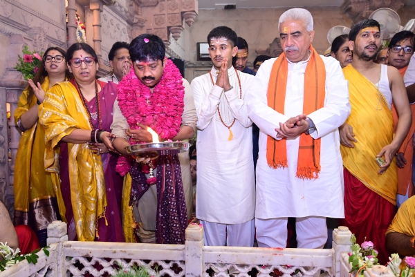 मंत्री नंदी के पुनर्जन्मोत्सव कार्यक्रम में पहुंचे मंत्री एवं संत का छाया चित्र
