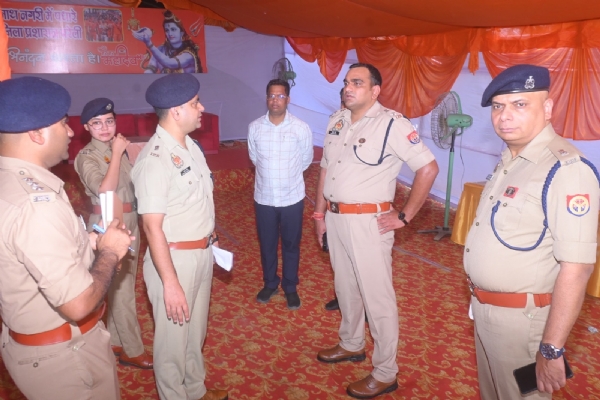 कांवड़ यात्रा मार्ग पर विश्राम स्थल की व्यवस्थाएं परखते पुलिस अधिकारी