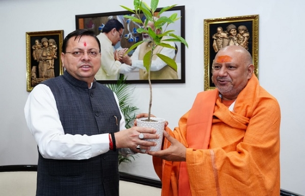 मुख्यमंत्री पुष्कर सिंह धामी से मुख्यमंत्री आवास में महामंडलेश्वर स्वामी यतींद्रानंद गिरी महाराज  भेंट करते।