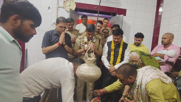 त्रिलोचन महादेव मंदिर में पूजा करते हुए डीएम एसपी सीडीओ
