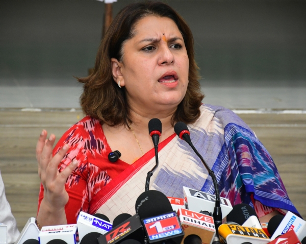 AICC सोशल मीडिया विभाग की अध्यक्ष सुप्रिया श्रीनेत ने प्रेस कॉन्फ्रेंस को संबोधित करते