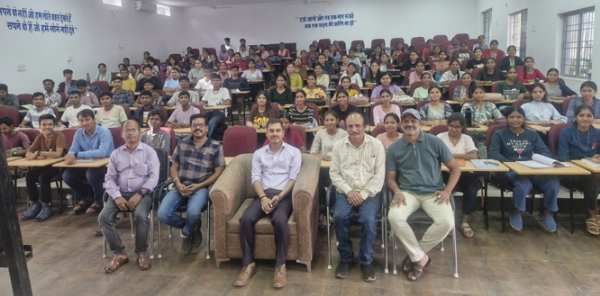 सहायक कलेक्टर विपिन दुबे ने छात्रों को दिए टिप्स