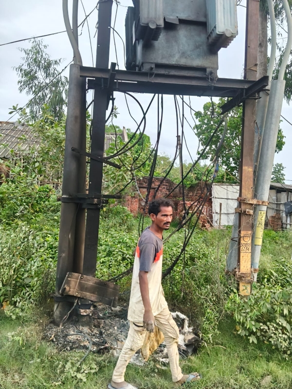 जलकर खाक हुआ ट्रांसफार्मर का एलटी बॉक्स