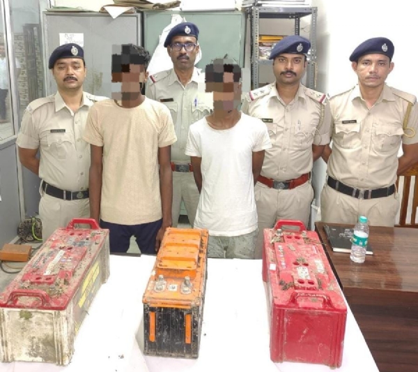 दो चोरों के साथ चोरी की गई हुई बैटरी पुलिस ने बरामद किया