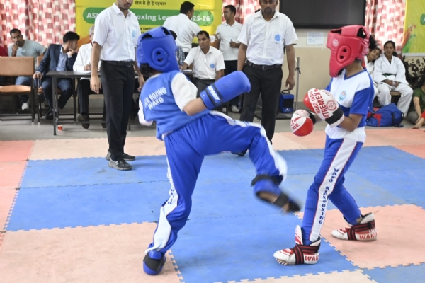 महिला किकबॉक्सिंग मैच के दौरान आपस में दावं खेलती खिलाड़ी।