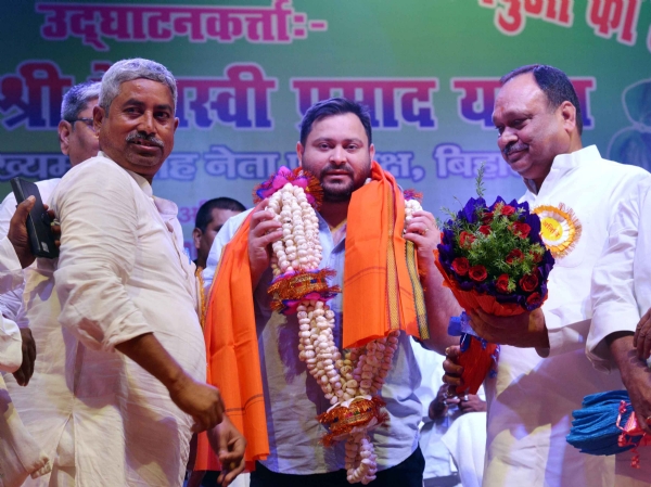 तेजस्वी यादव को चौरसिया राजनीतिक सम्मेलन में सम्मानित करते