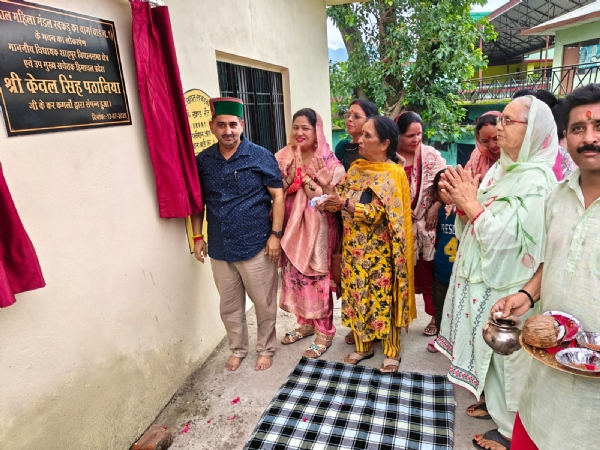 महिला मंडल भवन का लोकार्पण करते हुए उपमुख्य सचेतक।