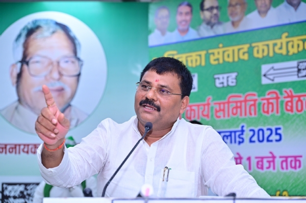 जनता दल (यू0)  कार्यालय में विधि प्रकोष्ठ द्वारा अधिवक्ता संवाद सह मनोनयन पत्र वितरण  कार्यक्रम का उद्घाटन  करते राष्ट्रीय कार्यकारी अध्यक्ष संजय कुमार झा  और  उमेश सिंह कुशवाहा