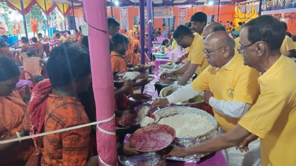 कांवड़ियों की सेवा करते विधायक