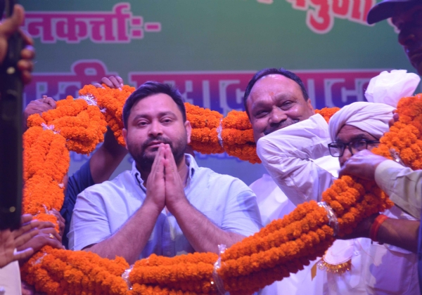 तेजस्वी यादव को चौरसिया राजनीतिक सम्मेलन में सम्मानित करते