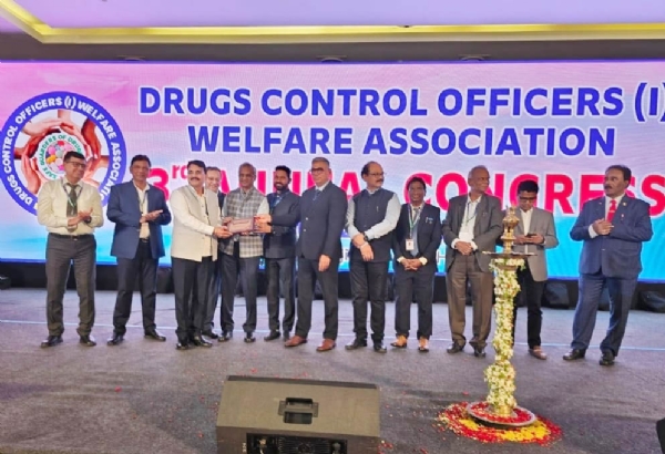 हैदराबाद में राष्ट्रीय स्तर पर आयोजित कार्यक्रम मेें सुरेश चौधरी को सम्मानित करते फार्मेक्सिल कंपनी के चेयरमैन निमित जोशी व अन्य।