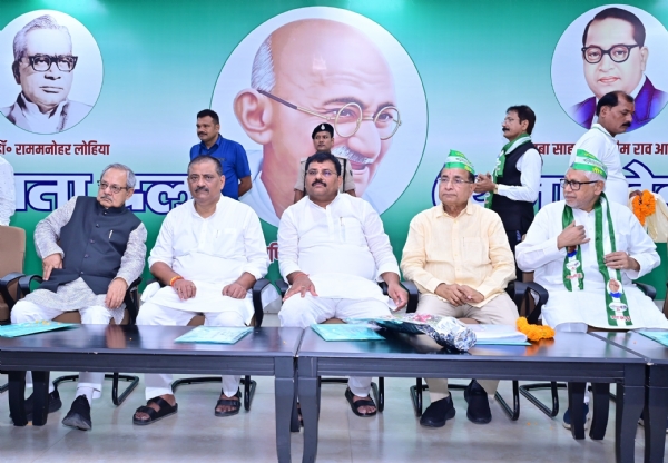 जनता दल (यू0)  कार्यालय में विधि प्रकोष्ठ द्वारा अधिवक्ता संवाद सह मनोनयन पत्र वितरण  कार्यक्रम का उद्घाटन  करते राष्ट्रीय कार्यकारी अध्यक्ष संजय कुमार झा  और  उमेश सिंह कुशवाहा