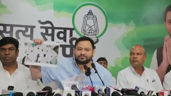 तेजसवी संवाददाता सममेलन में बात करते