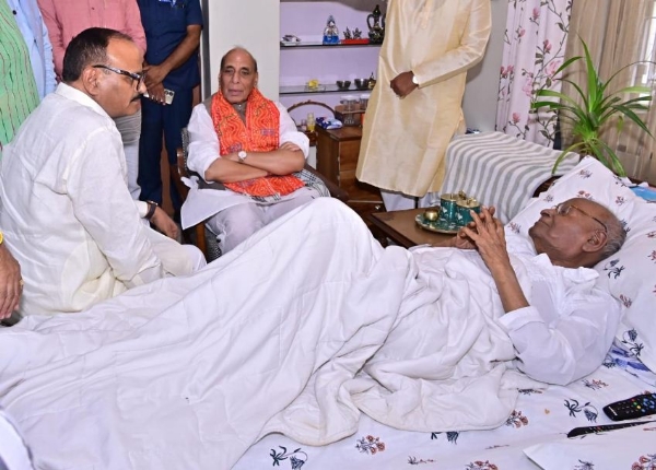 पूर्व विधायक विद्या सागर गुप्ता के पास बैठे राजनाथ सिंह