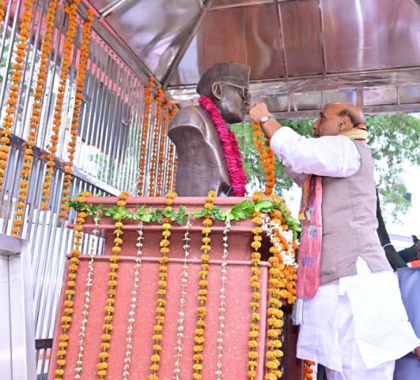 स्व. चन्द्रभानु गुप्त की प्रतिमा का अनावरण करते राजनाथ सिंह