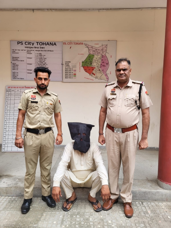 फतेहाबाद। पुलिस गिरफ्त में धोखाधड़ी का आरोपी।