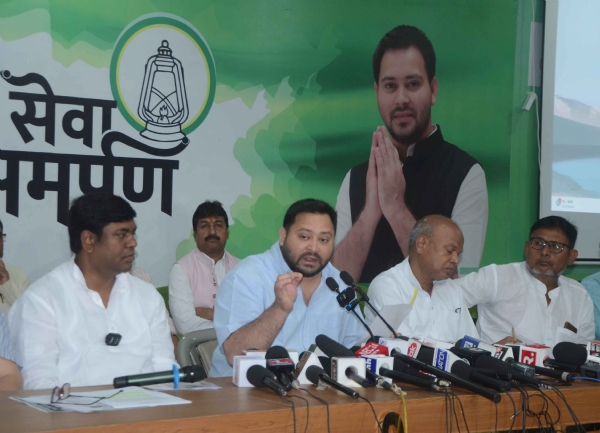 तेजस्वी यादव महागठबंधन के  प्रेस कांफ्रेंस को सम्बोधित करते